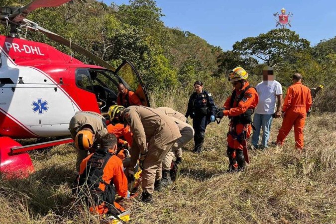 Vítima é resgatada pelos bombeiros após sofrer queda na trilha da cachoeira Indaiá  -  (crédito: Divulgação/CBMDF)