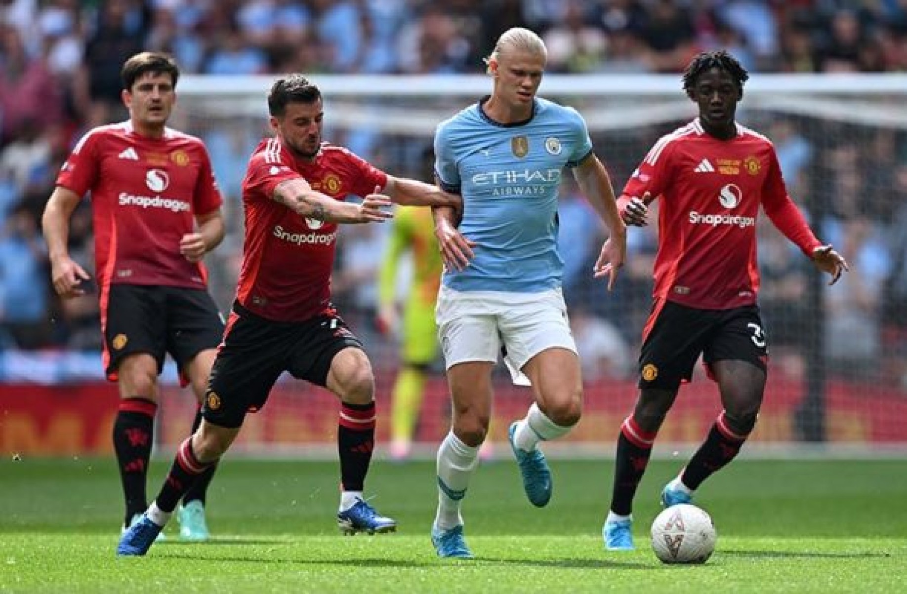 Nos pênaltis, City vence United e é campeão da Supercopa Inglesa