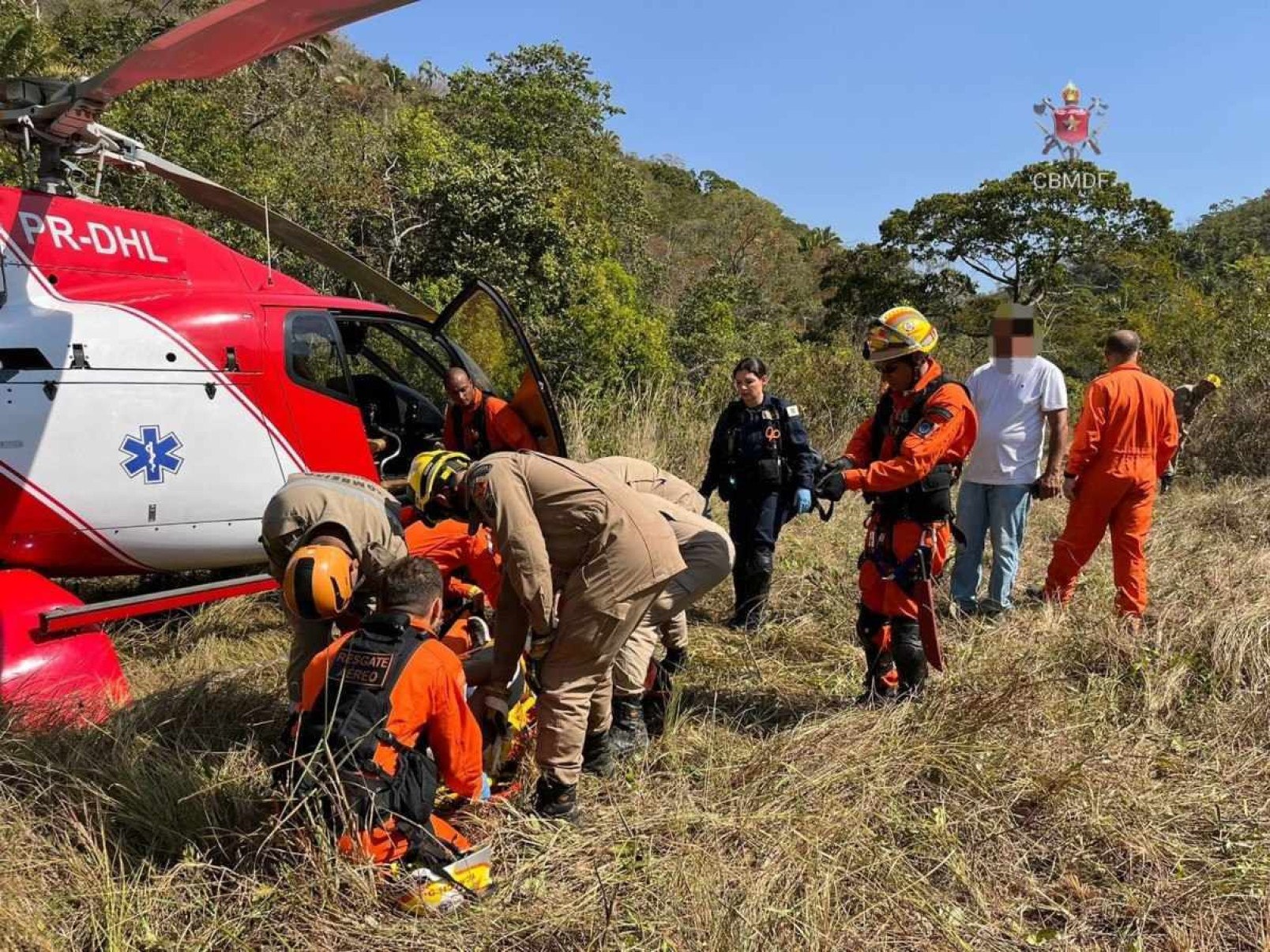 Vítima é resgatada pelos bombeiros após sofrer queda na trilha da cachoeira Indaiá 