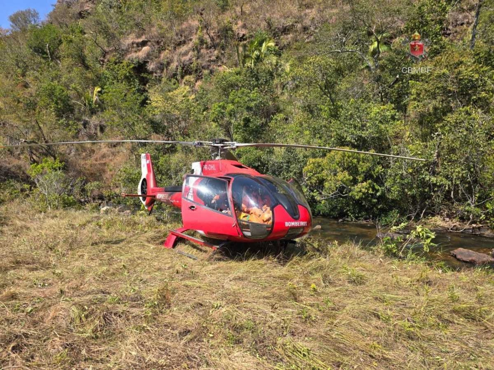 Vítima é resgatada pelos bombeiros após sofrer queda na trilha da cachoeira Indaiá 