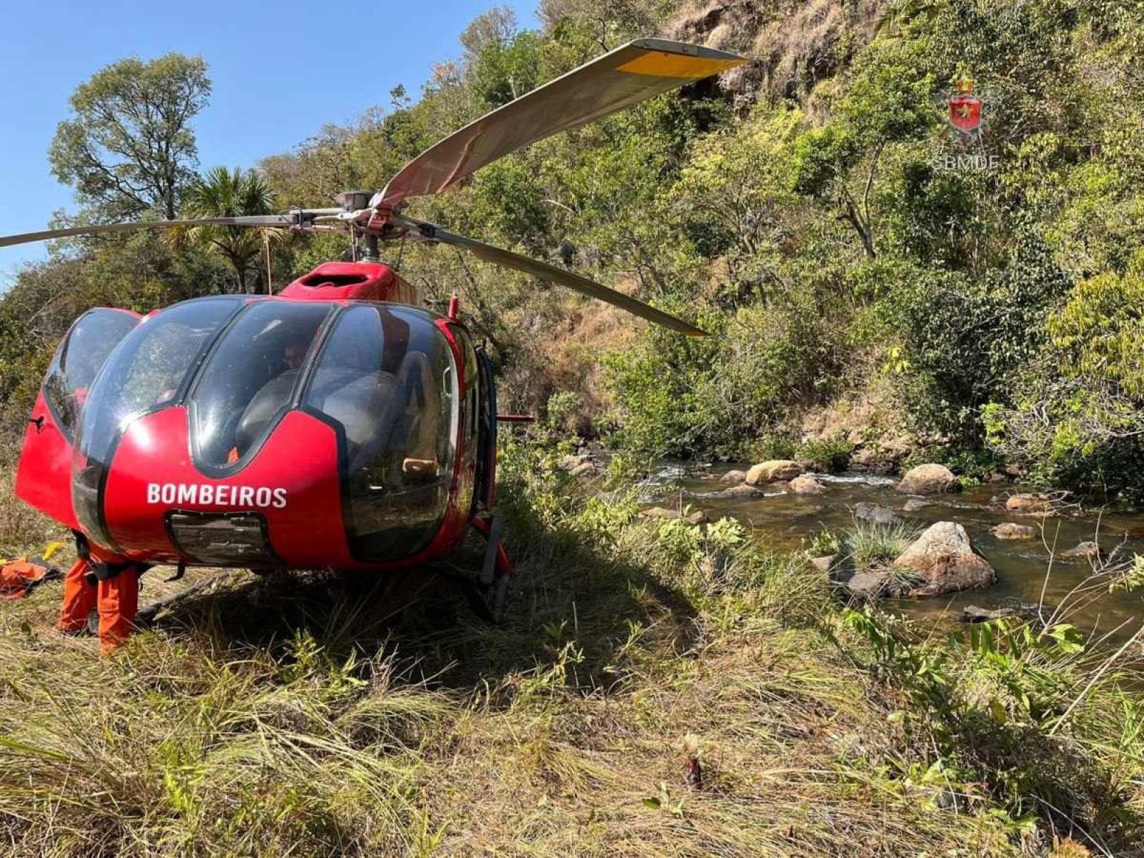 Vítima é resgatada pelos bombeiros após sofrer queda na trilha da cachoeira Indaiá 