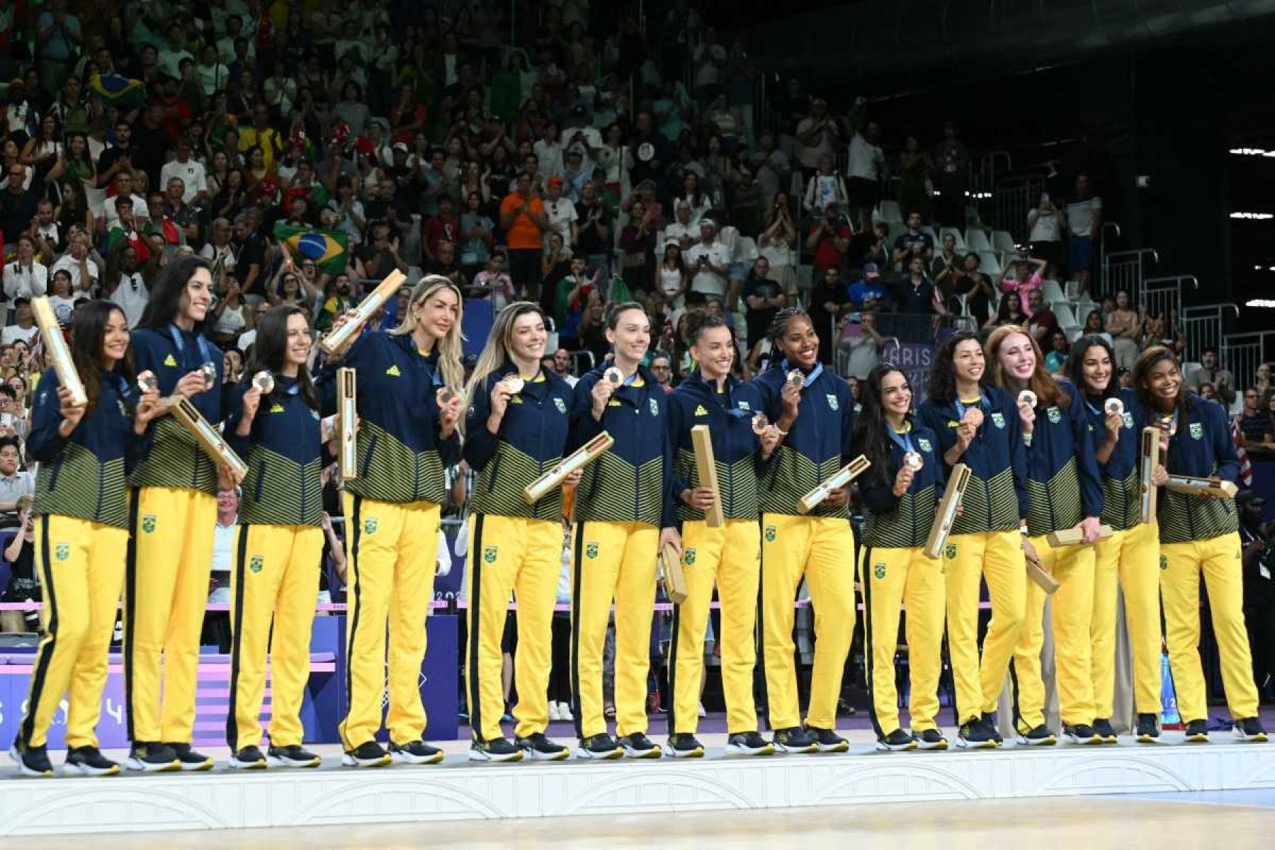 Medalhistas de bronze Jogadoras brasileiras posam no pódio durante a cerimônia de premiação do vôlei feminino após a disputa pela medalha de ouro entre EUA e Itália na South Paris Arena 1, em Paris, durante os Jogos Olímpicos de Paris 2024, em 11 de agosto de 2024. 