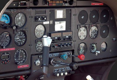 Pilotar um avião ou um helicóptero requer não só conhecimento técnico como muita coragem! Algumas celebridades do mundo da música, do cinema e até da realeza conseguem ir aos ares com essas máquinas.  -  (crédito: paulbr75 pixabay)