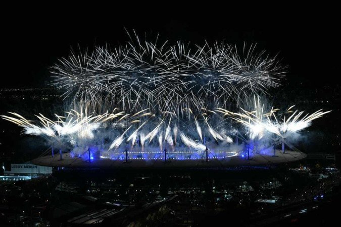 Fogos de artifício iluminam o céu ao final da cerimônia de encerramento dos Jogos Olímpicos Paris 2024, no Stade de France, em Saint-Denis, nos arredores de Paris, no dia 11 de agosto de 2024. 