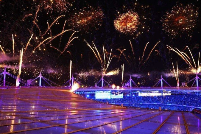 os Fogos de artifício são vistos do telhado do Stade de France durante a cerimônia final