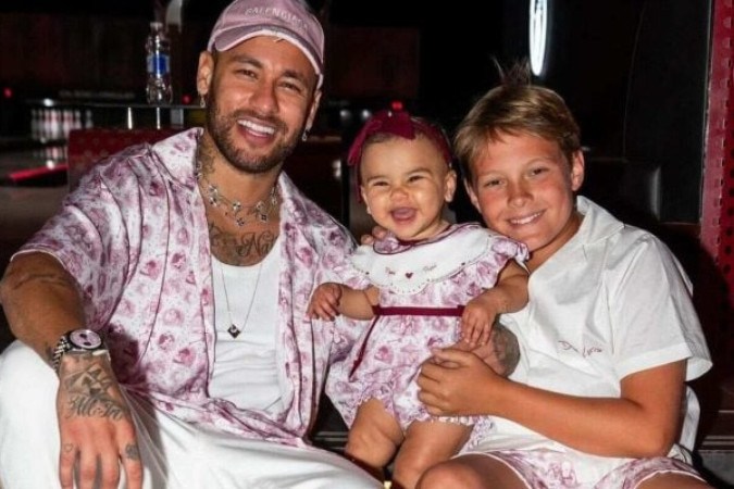 Neymar em registro com seus filhos Mavie e Davi Lucca -  (crédito: Foto: Reprodução / Instagram)