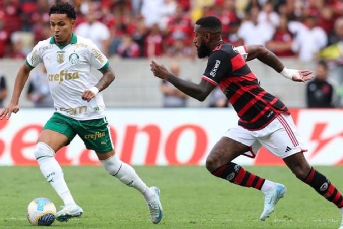 Gerson, do Flamengo,  e Lázaro, do Palmeiras, disputam a bola no meio de campo -  (crédito: Cesar Greco/Palmeiras/by Canon)