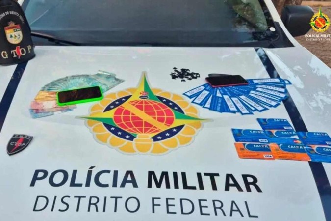 Suspeitos foram encontrados com dinheiro em espécie e cartões furtados em Goiás -  (crédito: Divulgação PMDF)