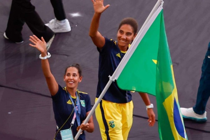 Ana Patrícia e Duda levam a bandeira do Brasil no desfile das bandeiras das delegações participantes das Olimpíadas de Paris 2024 -  (crédito: Abelardo Mendes Jr/Es.P Correio/D.A.Press)