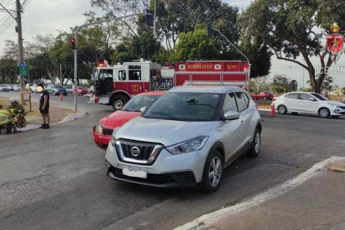 Mulher fratura braço após colisão em cruzamento no Pistão Norte  -  (crédito: Divulgação/CBMDF)