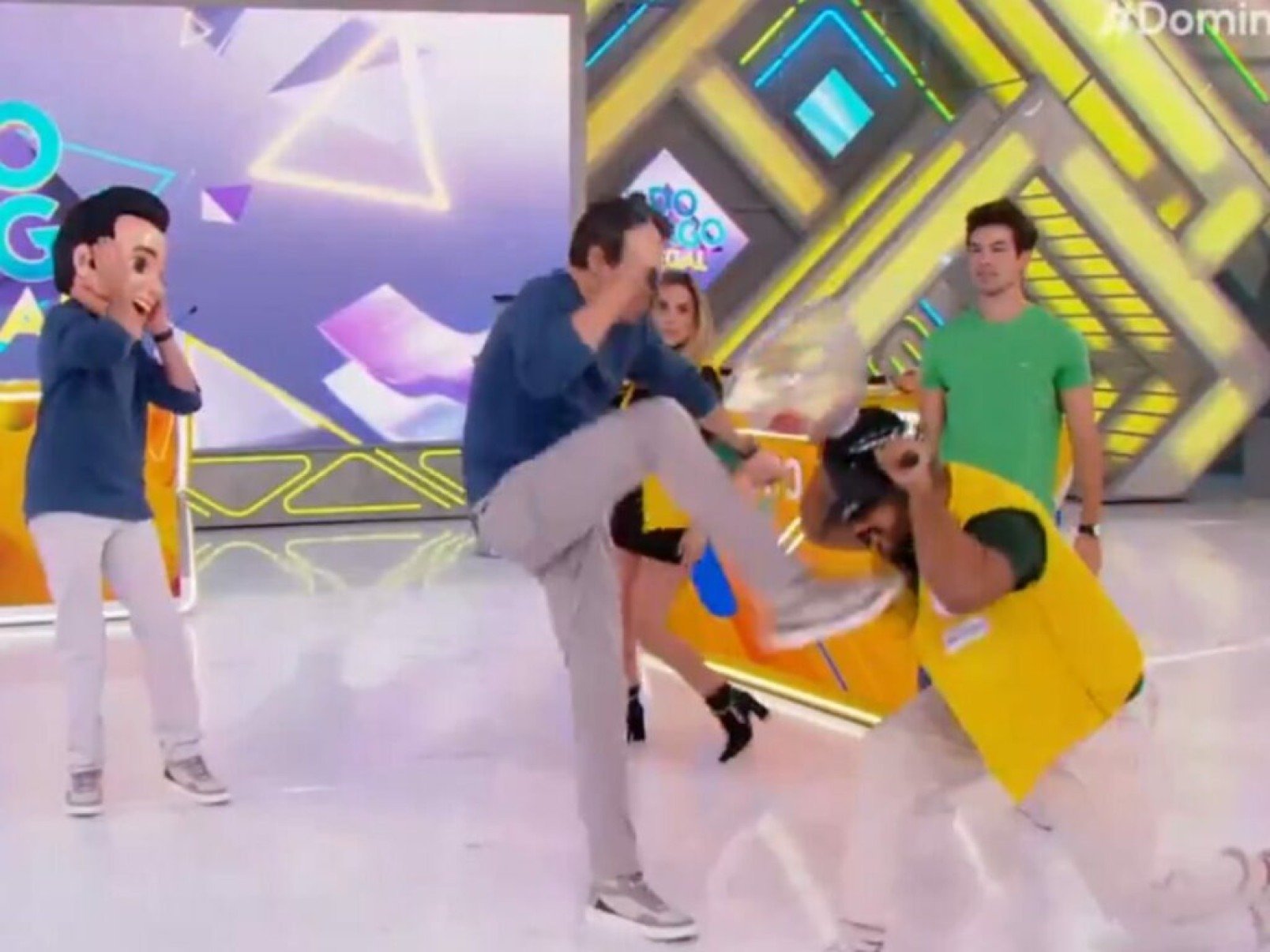 Ao vivo, Celso Portiolli acerta chute na cabeça de ex-BBB e vídeo viraliza