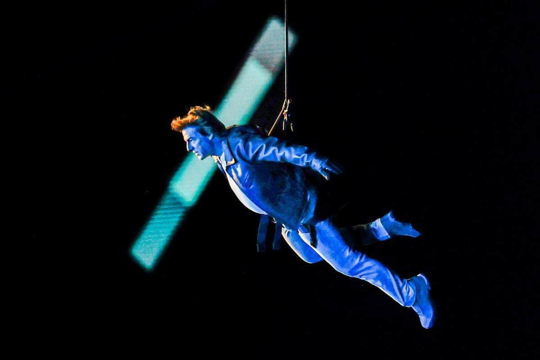 O ator Tom Cruise participando da cerimnia de encerramento dos Jogos Olmpicos de Paris 2024