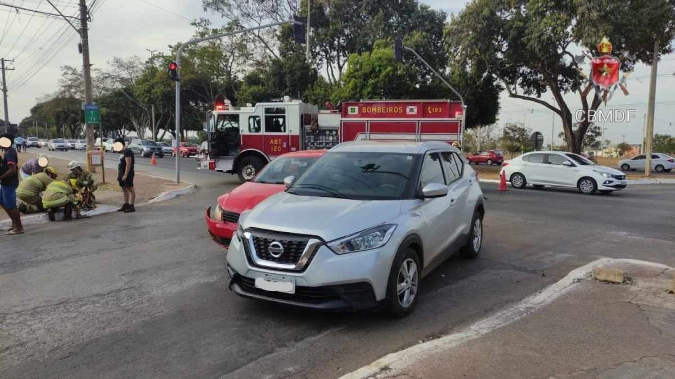 Mulher fratura braço após colisão em cruzamento do Pistão Norte 