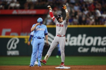 Jarren Duran # 16 do Boston Red Sox reage após acertar uma dobradinha contra o Texas Rangers na terceira entrada no Globe Life Field em 04 de agosto de 2024 em Arlington, Texas -  (crédito: Tim Heitman / GETTY IMAGES NORTH AMERICA / Getty Images via AFP)