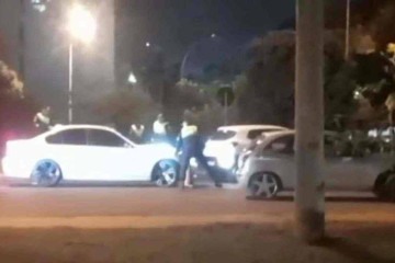 Policiais atiraram na BMW 350i após o condutor furar contenção -  (crédito: Reprodução)