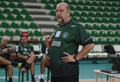 Spencer Lee comandou o Brasília Vôlei em duas temporadas, evitou o rebaixamento e esteve perto dos playoffs em 2025/2026 -  (crédito: Rogério Guerreiro/Brasília Vôlei)