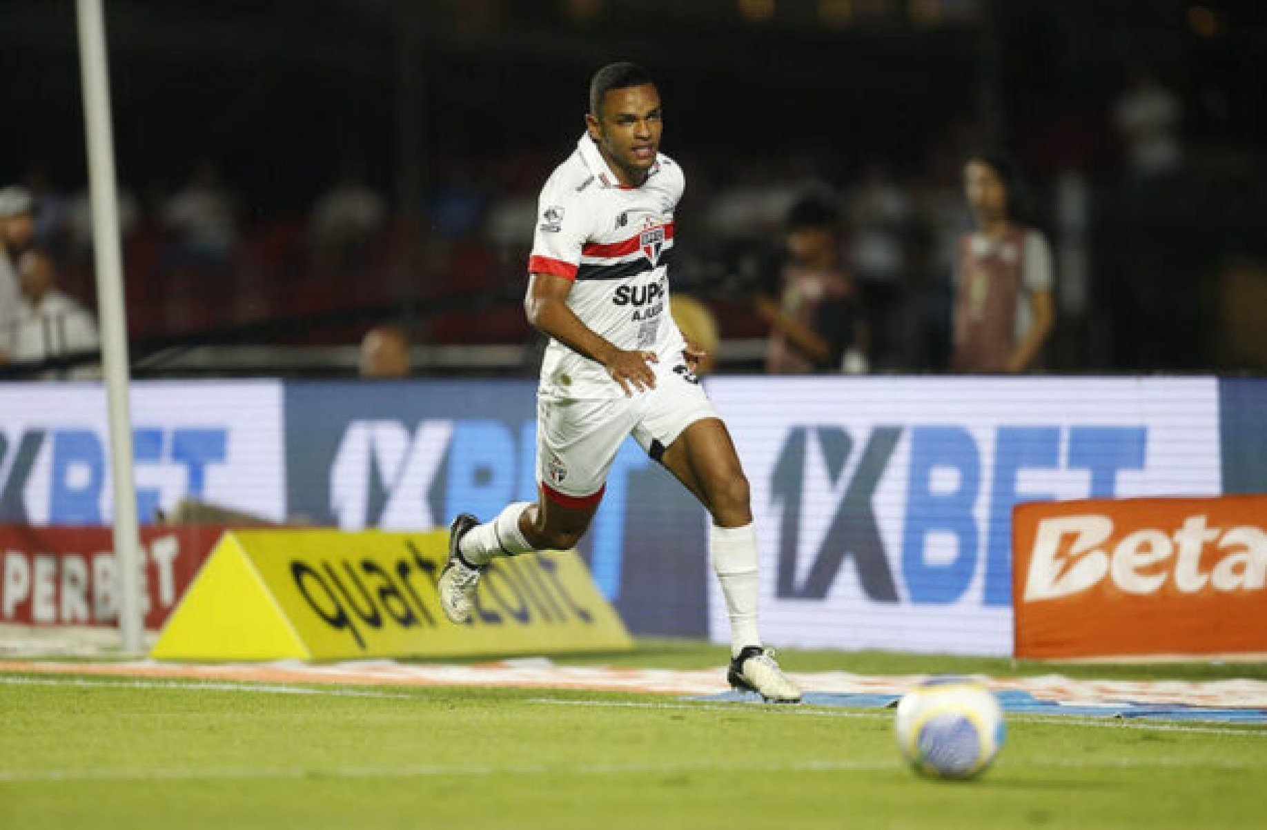 São Paulo negocia saída antecipada do atacante Juan
