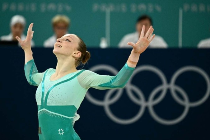 Ana Barbosu, da Romênia, compete na final da ginástica artística feminina de solo durante os Jogos Olímpicos de Paris 2024, na Bercy Arena, em Paris, no dia 5 de agosto de 2024 -  (crédito: Loic VENANCE / AFP)