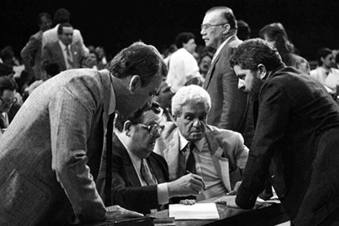 Os então deputados Delfim Netto (PDS-SP), Amaral Netto (PDS-RJ) e Luiz Inácio Lula da Silva (PT-SP) conversam durante os trabalhos da Assembleia Nacional Constituinte, em 1985

 -  (crédito: Câmara dos Deputados)