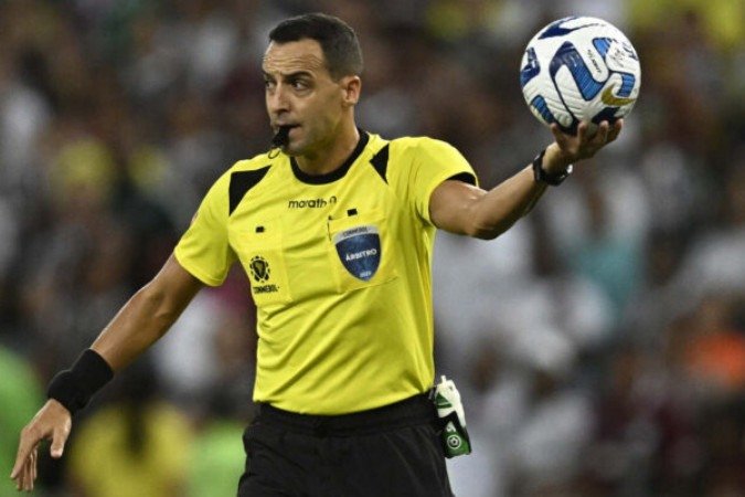  Esteban Ostojich será o árbitro de Botafogo e Palmeiras -  (crédito: MAURO PIMENTEL/AFP via Getty Images)