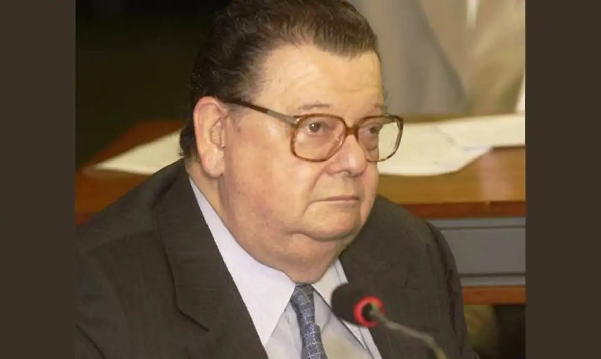 Professor emérito da Faculdade de Economia, Administração e Contabilidade da USP, foi um dos ministros mais longevos da Fazenda do país, tendo ocupado o cargo entre os anos de 1967 e 1974 -  (crédito: EBC)