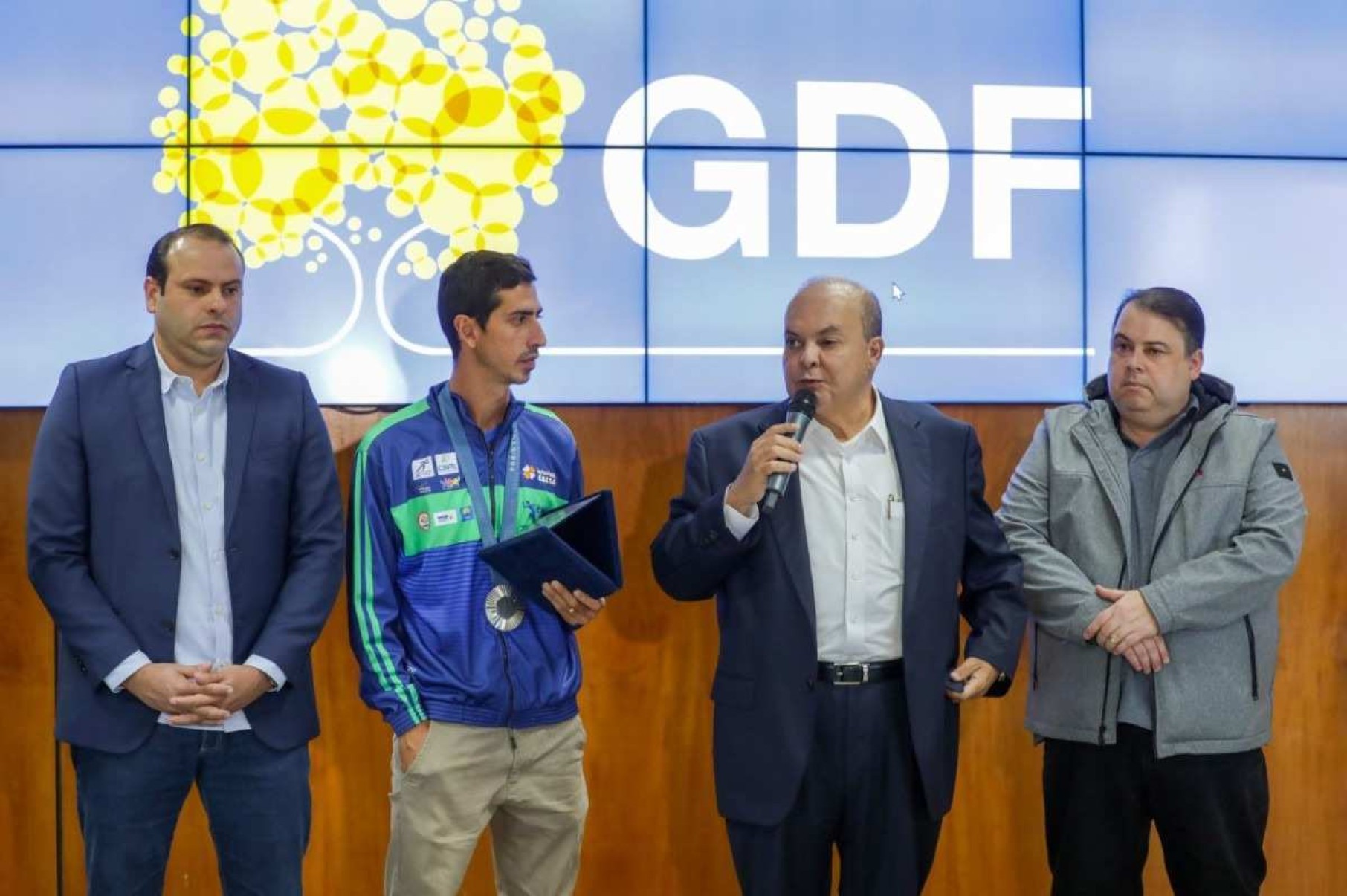 Medalhista olímpico Caio Bonfim é homenageado por Ibaneis Rocha