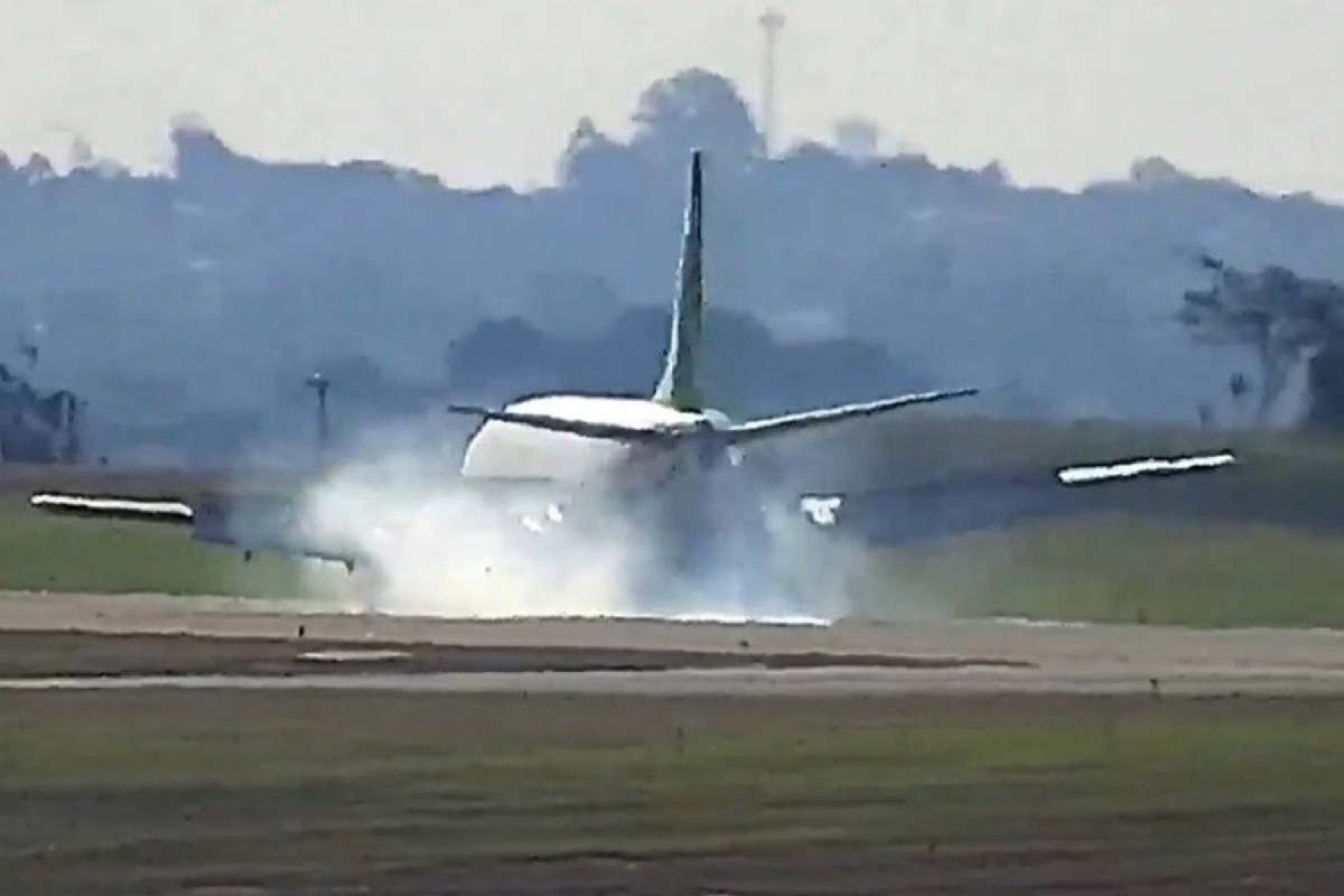 Estouro de pneu e pouso de emergência: aeroportos são fechados em SC e SP