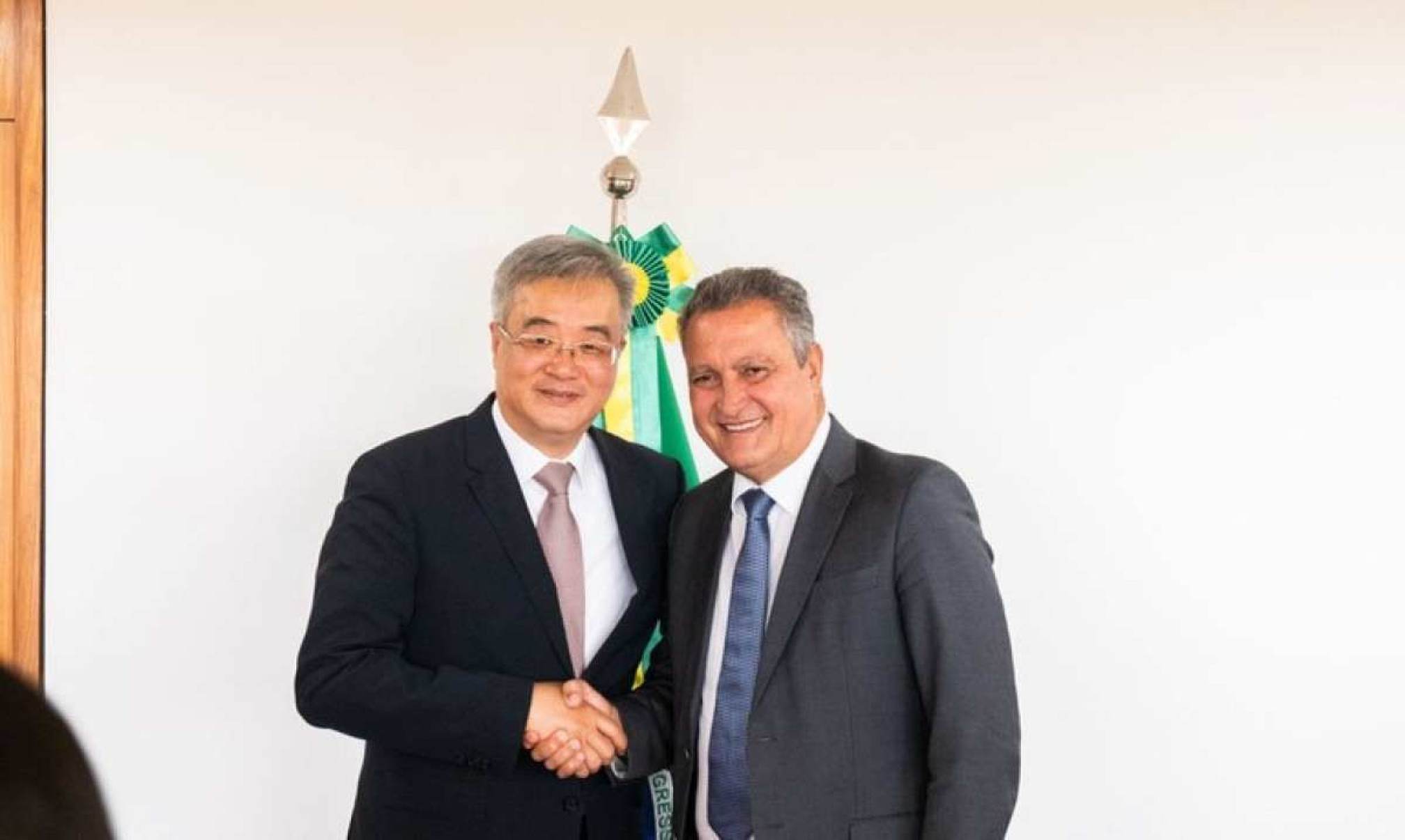 Rui Costa discute vinda de Xi Jinping ao Brasil com embaixador da China