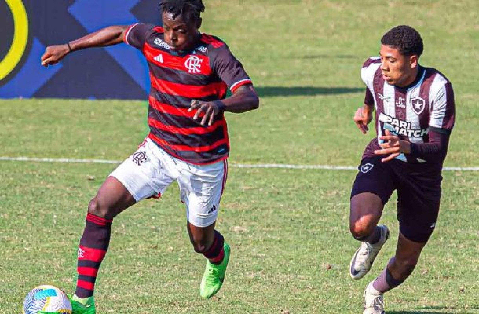 Shola deve receber oportunidades no time principal do Flamengo -  (crédito: Foto: Paula Reis/Flamengo)