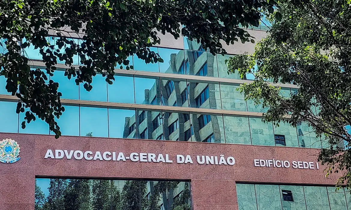 AGU dá parecer contra escolas cívico-militares do RS  -  (crédito: EBC)