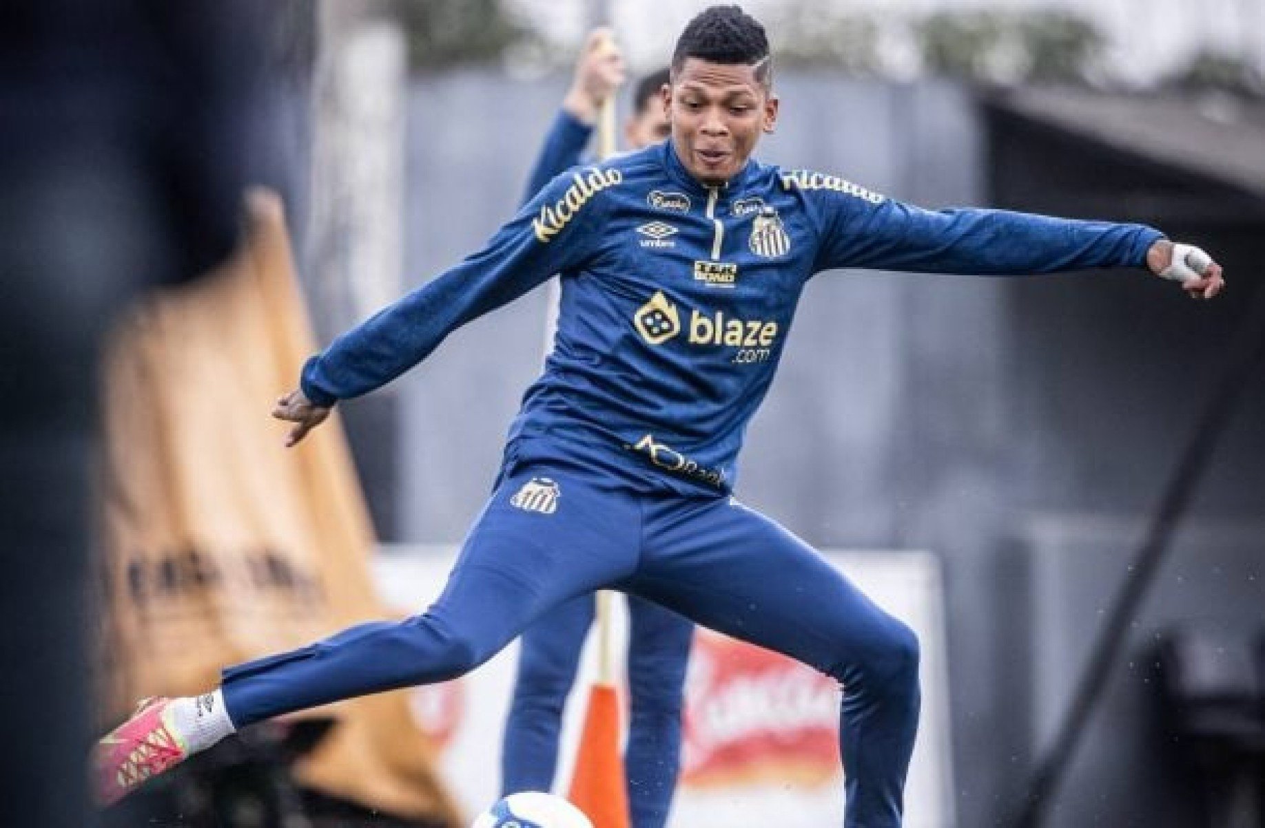 Santos tem reforço de Billy Arce em treino; Giuliano em transição física Santos tem reforço de Billy Arce em treino; Giuliano em transição física