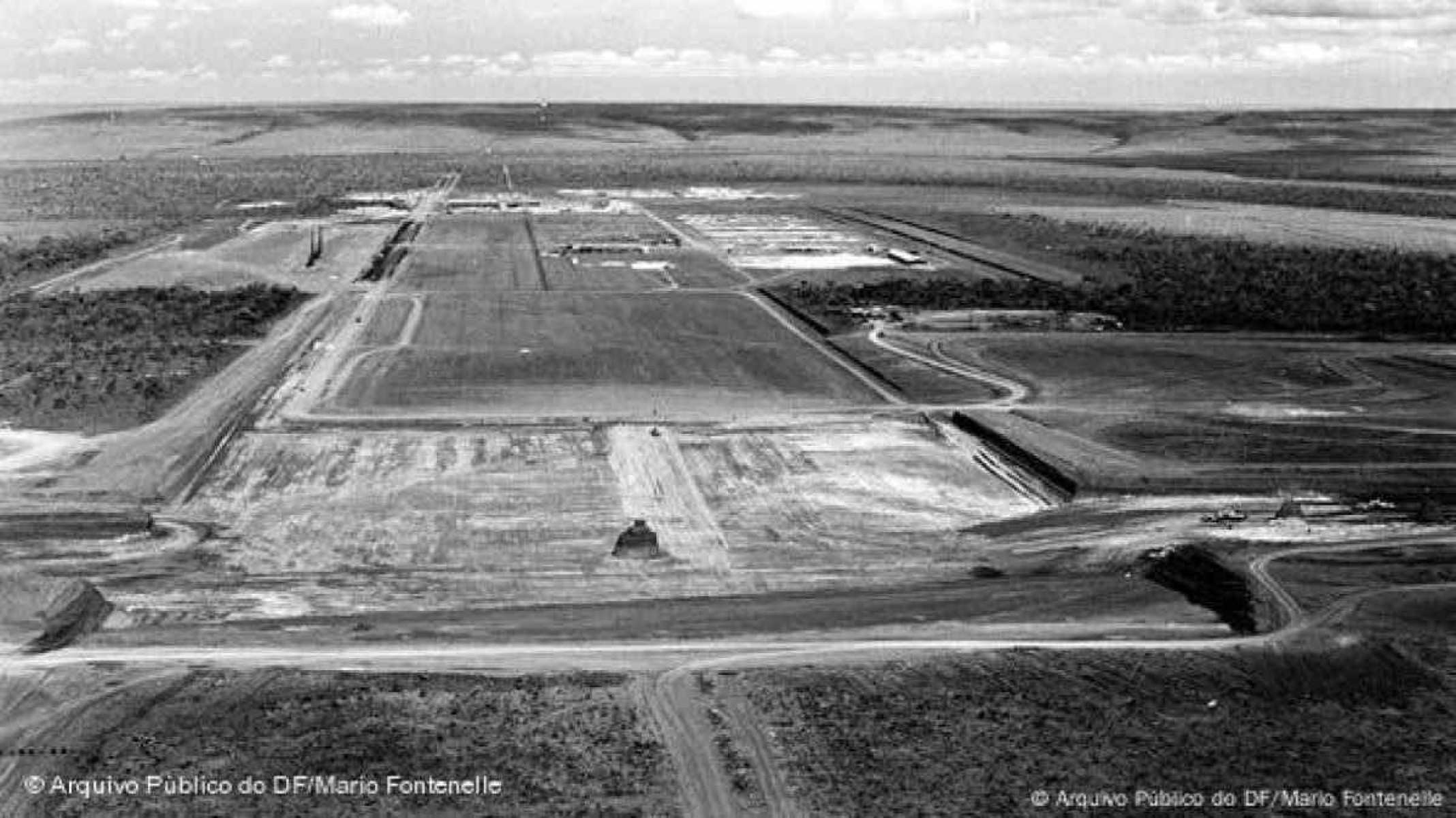 Foto da construo da Rodoviria do Plano Piloto. No detalhe, o monte de terra onde foi fincado o Marco Zero