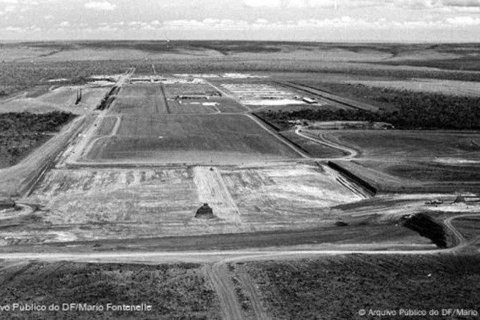 Foto da construção da Rodoviária do Plano Piloto. No detalhe, o monte de terra onde foi fincado o Marco Zero -  (crédito:  Arquivo Público do DF/Mario Fontenelle)