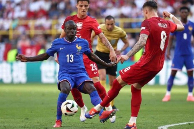  France's midfielder #13 N'Golo Kante (C) fights for the ball with Poland's midfielder #08 Jakub Moder (R) during the UEFA Euro 2024 Group D football match between France and Poland at the BVB Stadion in Dortmund on June 25, 2024. (Photo by FRANCK FIFE / AFP) (Photo by FRANCK FIFE/AFP via Getty Images)
     -  (crédito:  AFP via Getty Images)