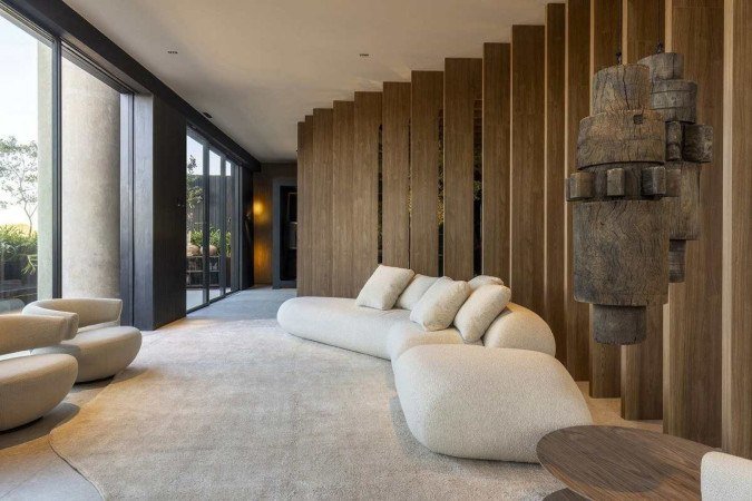 O ambiente de Larissa Dias propõe percurso com pórticos de madeira