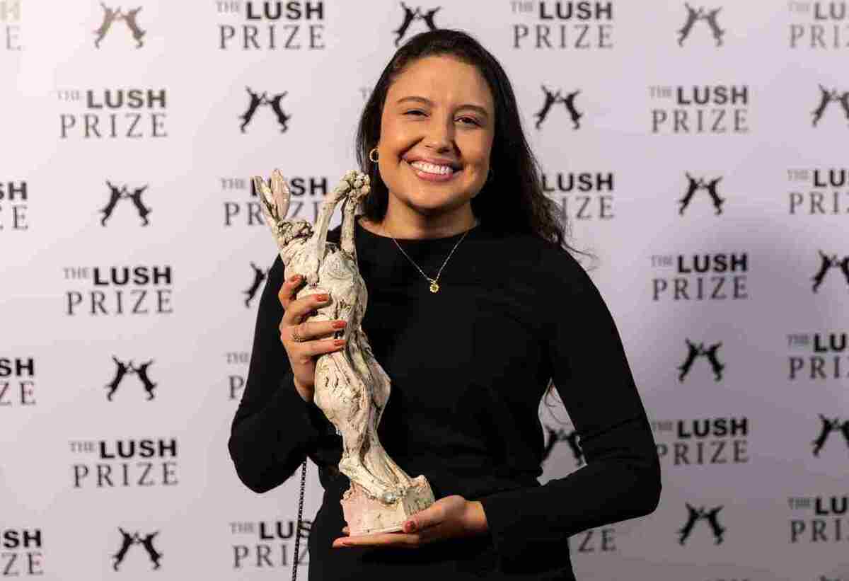 Lauren Dalat com o troféu da Lush Prize. -  (crédito: Arquivo Pessoal.)