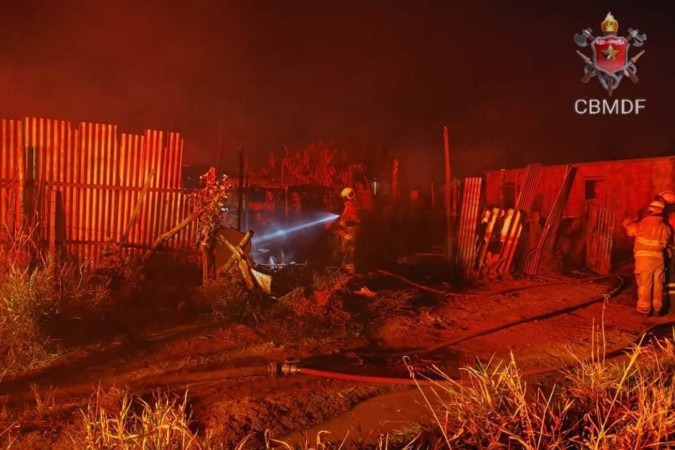 Cinco pessoas da mesma família, sendo três crianças, morreram em incêndio em casa de madeira em Planaltina-DF -  (crédito: Divulgação CBMDF)