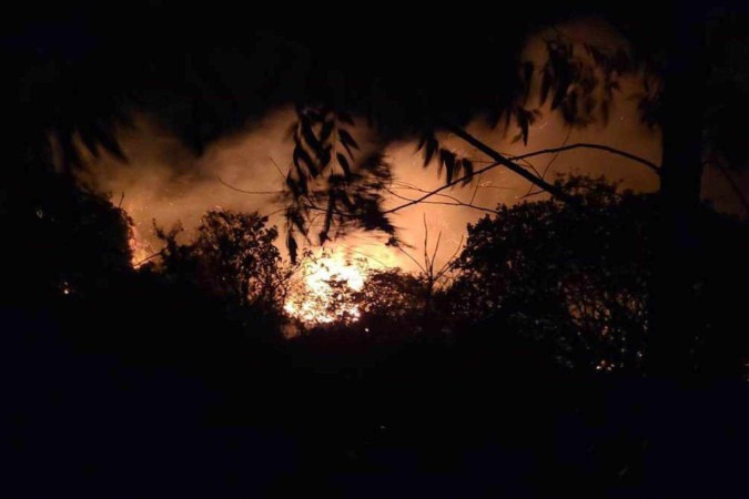 Os incêndios foram inicialmente contidos, mas as chamas voltaram a surgir durante a noite
 -  (crédito: Aline Nolasco )