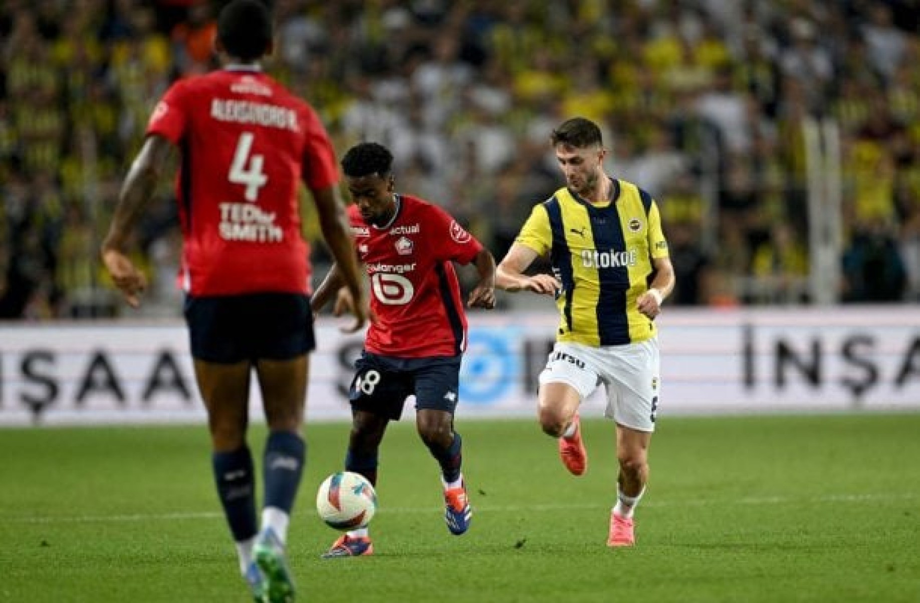 Jogadores de Lille e Fenerbahçe em disputa de bola na fase preliminar da Champions -  (crédito: Foto: Ozan Kose/AFP via Getty Images)