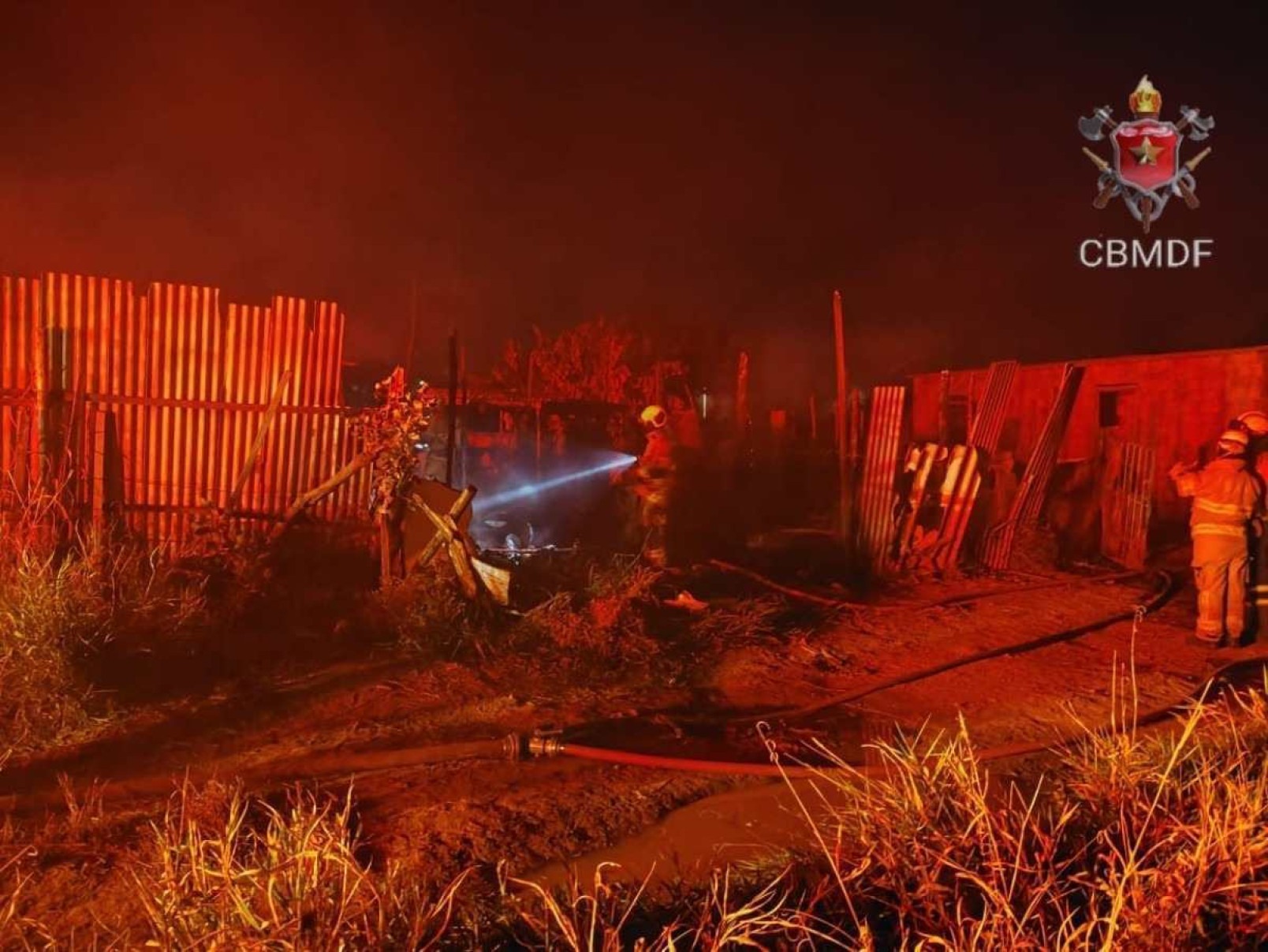 Cinco pessoas da mesma família, sendo três crianças, morrem em incêndio