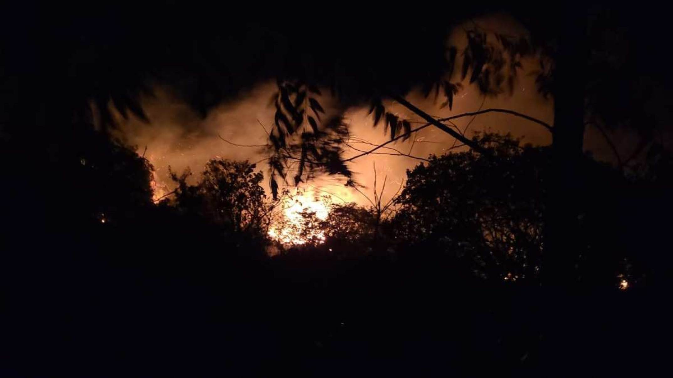 Há dois dias, fogo consome propriedades do Lago Oeste e assusta comunidade