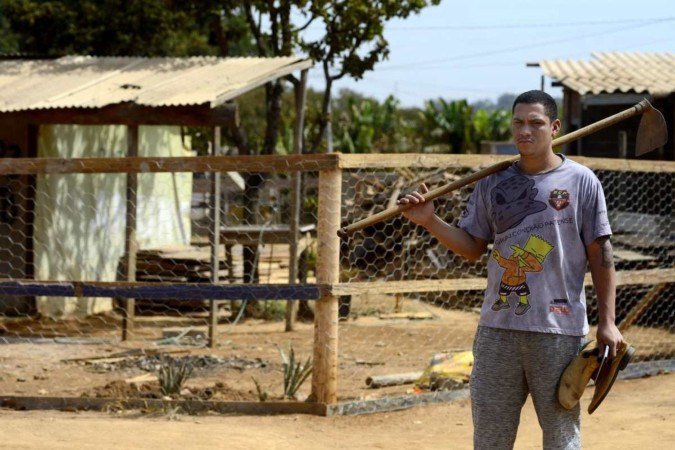  Alex Vitor Silveira contou que mesmo sabendo dos riscos os moradores usam velas quando não há outra opção 