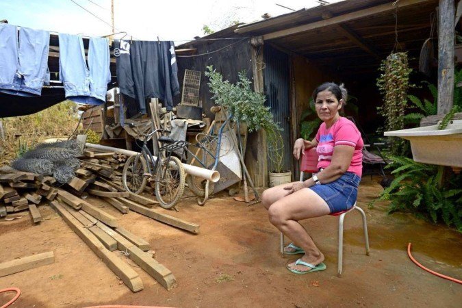 Aparecida se diz insegura no barraco feito de madeira