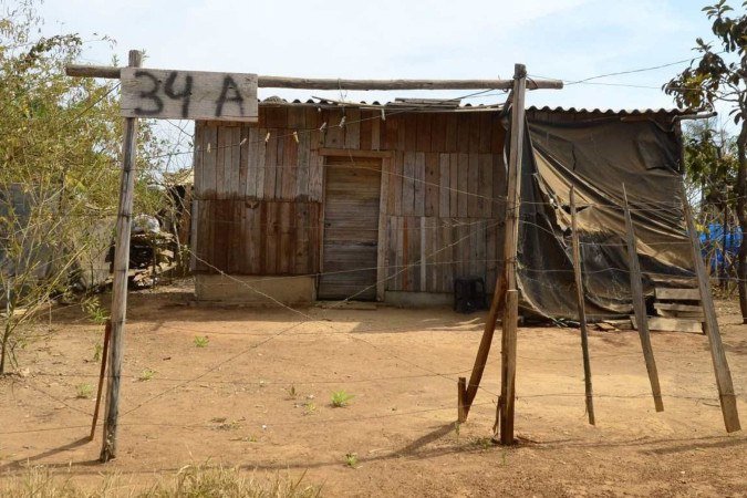 Barraco de madeirite no bairro Nossa Senhora de Fátima