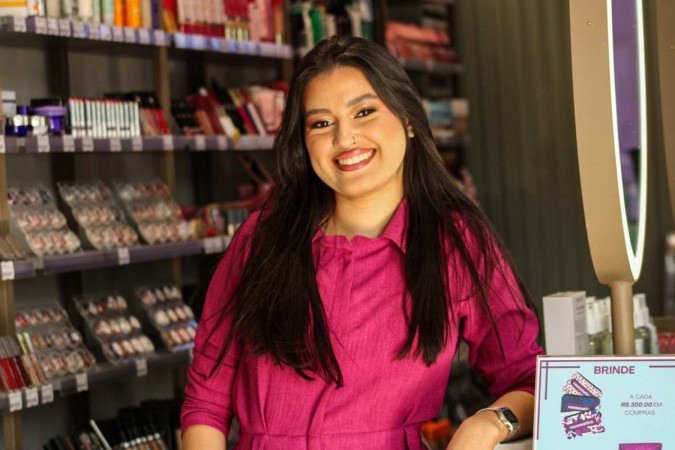 Kamila Nunes comenta que a divulgação online ajuda nas vendas de cosméticos