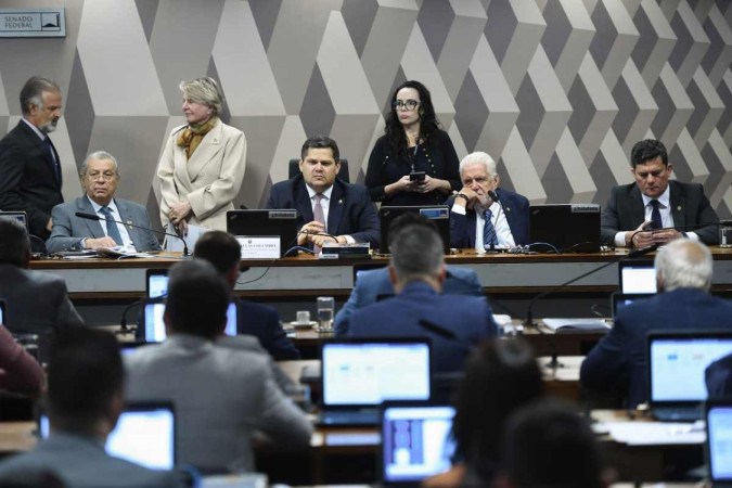 Da esquerda para direita: senadores Jayme Campos (União-MT); Margareth Buzetti (PSD-MT); Davi Alcolumbre (União-AP); Jaques Wagner (PT-BA) e Sergio Moro (União-PR). Grupo presidiu sessão que votou PEC da Anistia -  (crédito: Edilson Rodrigues/Agência Senado)