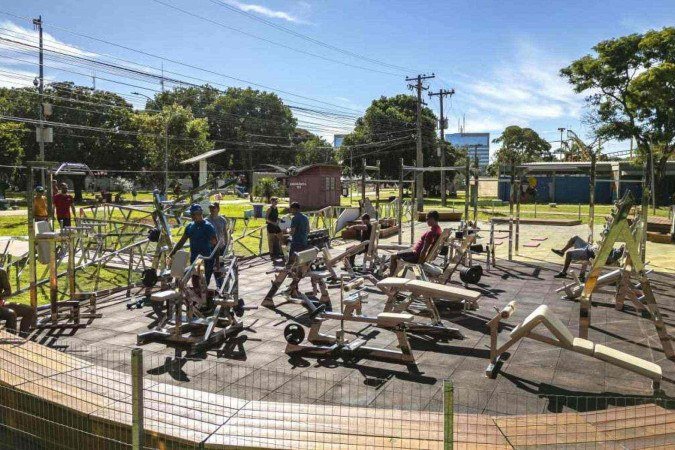 A academia pública do Parque da Cidade possui uma sala de musculação completa e um espaço destinado a aulas coletivas.