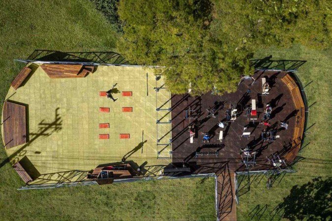 Rodeada por uma área verde, a academia do Parque é localizada no estacionamento 13, próxima ao Nicolândia. 