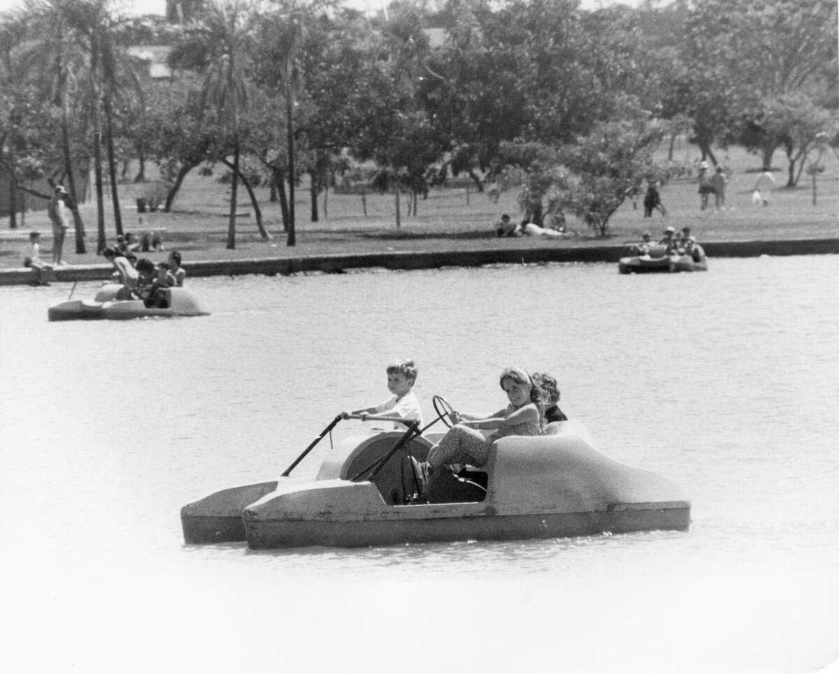 Imagem feita em agosto de 1989 captura pedalinhos no parque