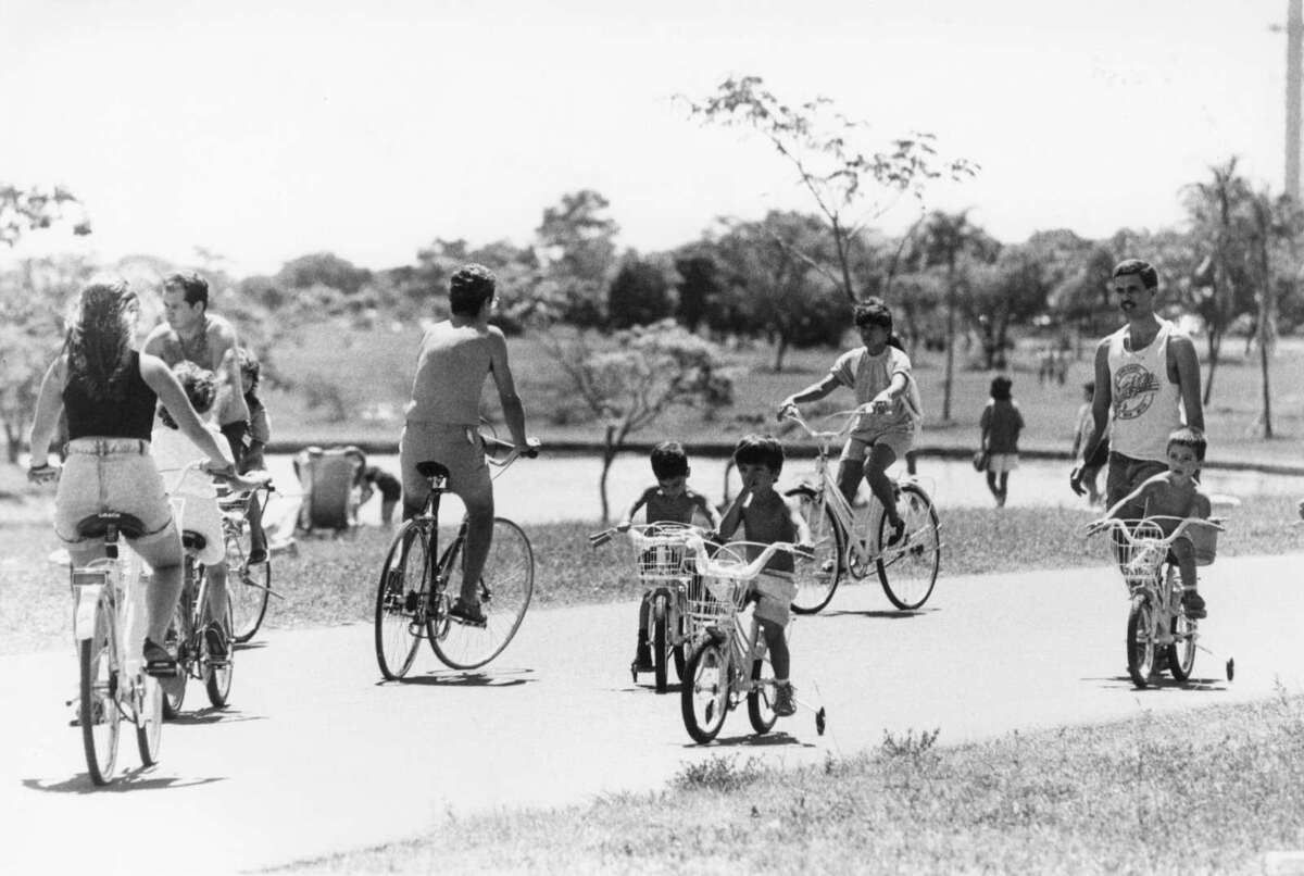 Ciclistas desfrutam do lazer em abril de 1989